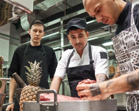 White or Black Chef Coat: Does Color Matter in Contemporary Kitchen Attire?